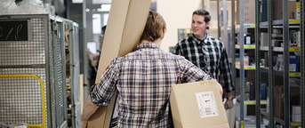 Lagermitarbeiter im karierten Hemd Magazziniere con camicia a scacchi